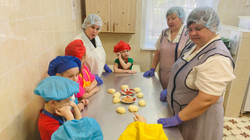 Печем Пасхальные куличики Печем Пасхальные куличики.